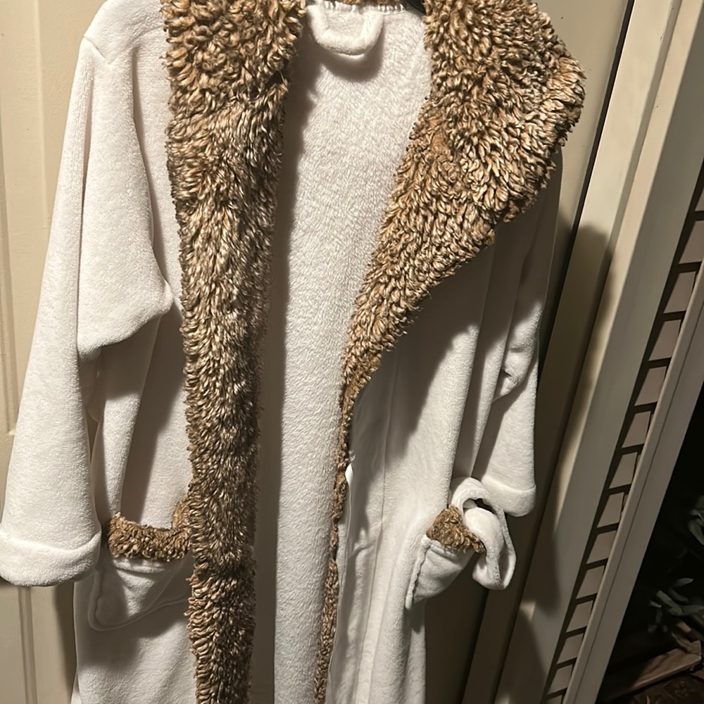 LUXURY! Snuggle Up!! POTTERY BARN ROBE (furry trim)